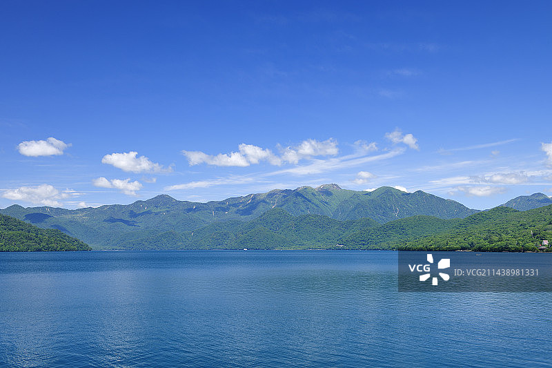 日本日光中禅寺湖和日光白根山图片素材