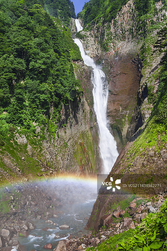 称名瀑布和彩虹，立山，富山县，富山图片素材