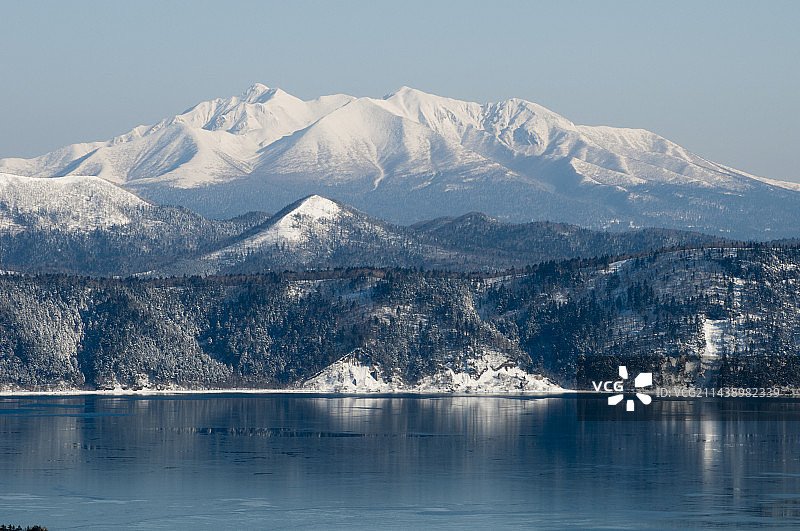 冬季的摩周湖与斜里岳（北海道川上郡弟子屈町）图片素材