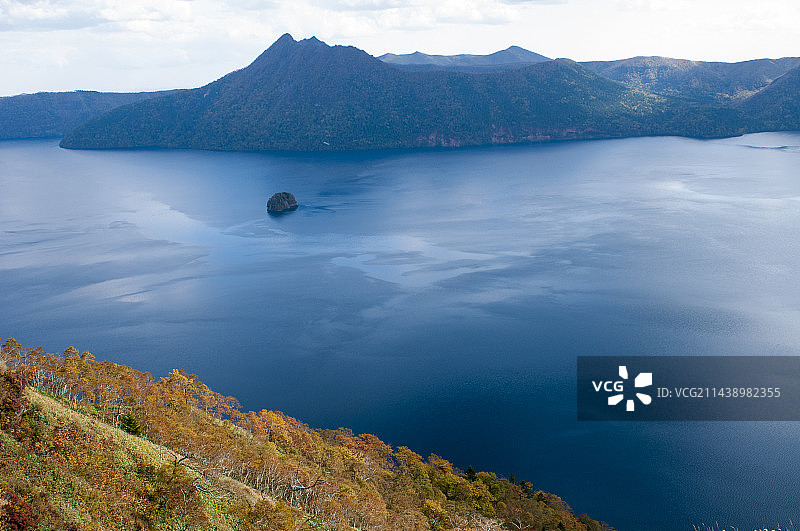 北海道川上郡弟子屈町的秋叶和摩周湖图片素材