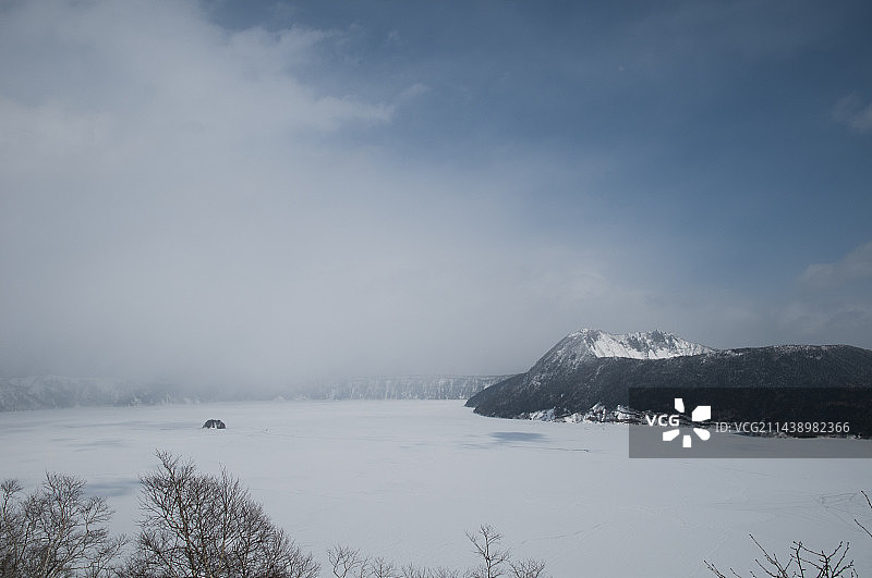 结满冰的摩周湖，北海道图片素材