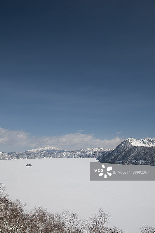 结满冰的摩周湖，北海道图片素材