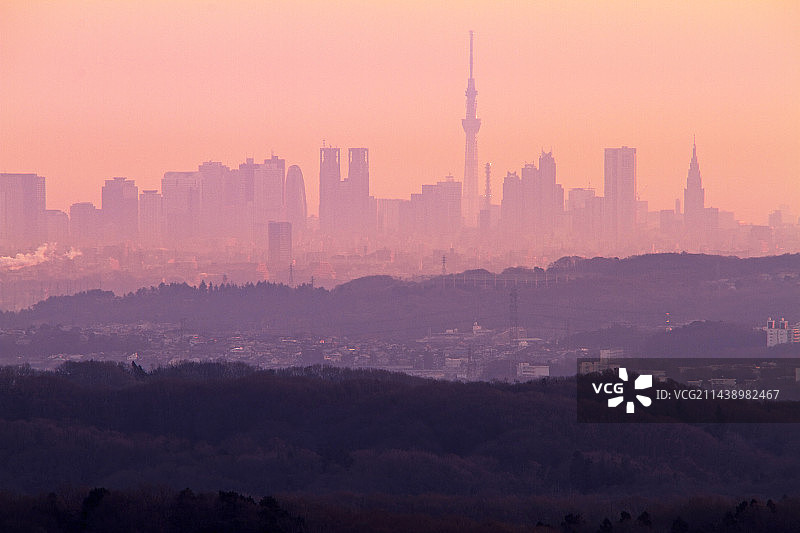 清晨的东京晴空塔、新宿副都心大厦和多摩丘陵图片素材