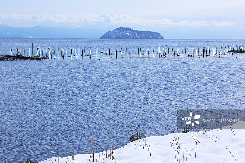 日本滋贺县长滨市琵琶湖与竹生岛雪景图片素材