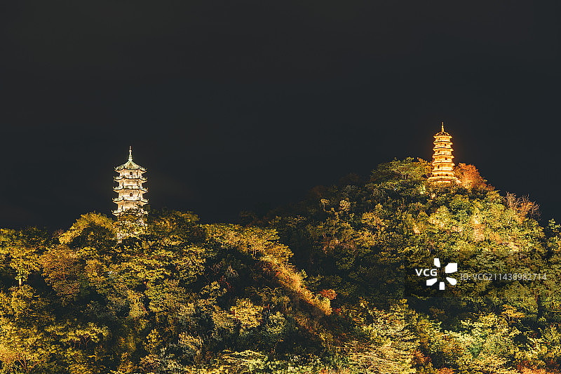 广西柳州蟠龙山，夜晚的金银双塔图片素材