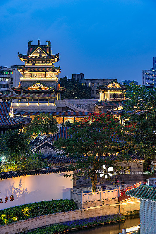 中国广州粤剧艺术博物馆和永庆坊旅游区夜景图片素材