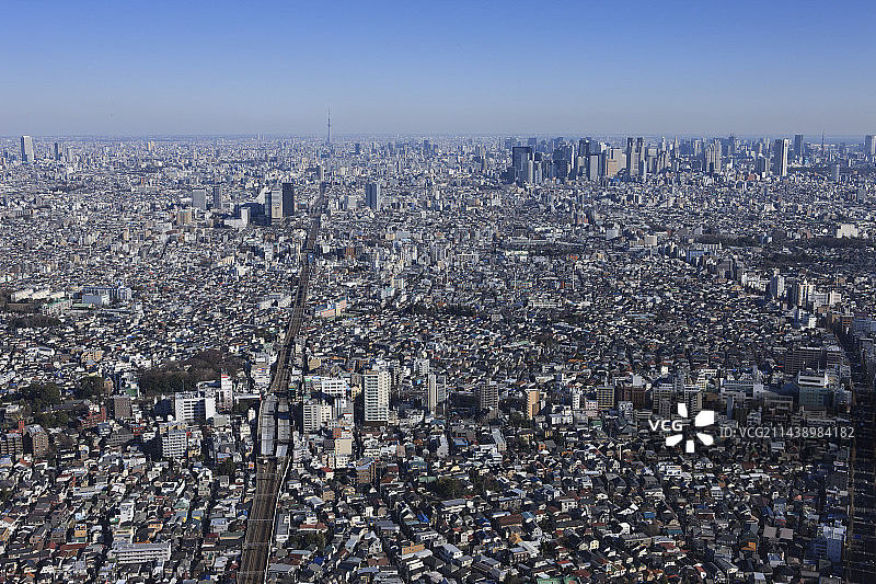从西向新宿、晴空塔方向拍摄的东京杉并区阿佐谷车站航拍图片素材