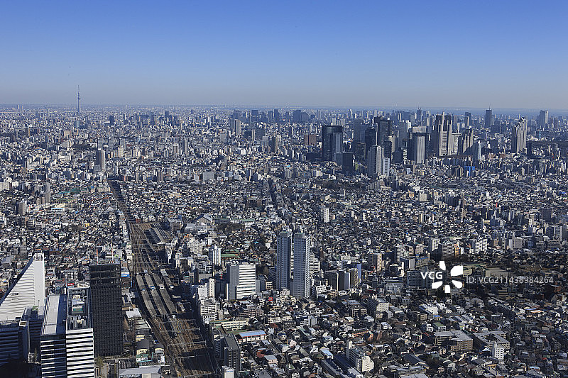 从西面远眺新宿、晴空塔、中野，东京的中野站鸟瞰图图片素材