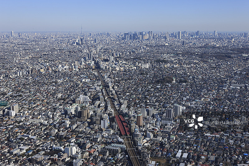 从西面拍摄的东京杉并区西荻洼车站航拍，方向为池袋、晴空塔、新宿图片素材