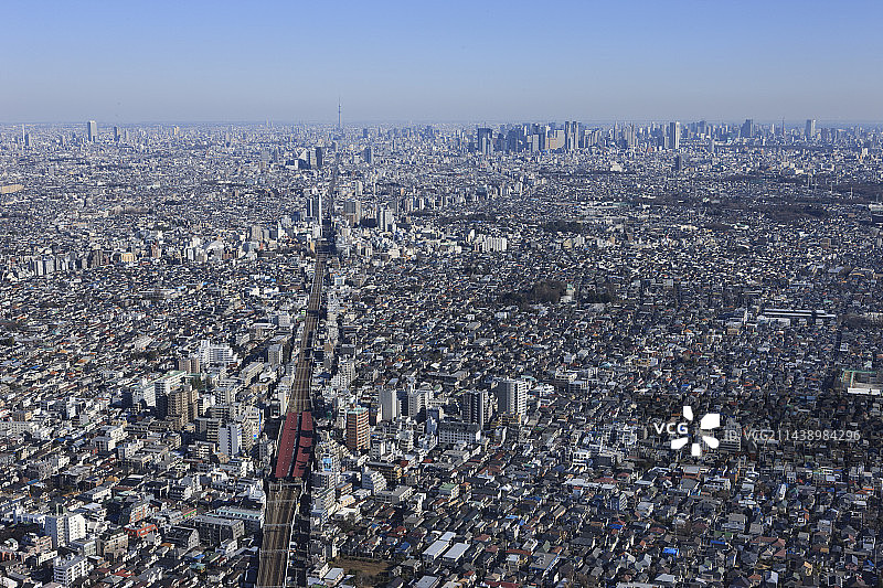 从西面拍摄的东京杉并区西荻洼车站航拍，方向为池袋、晴空塔、新宿图片素材