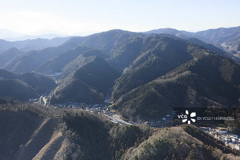 东京八王子市高尾山山口站：背景是高尾山的航拍照片图片素材