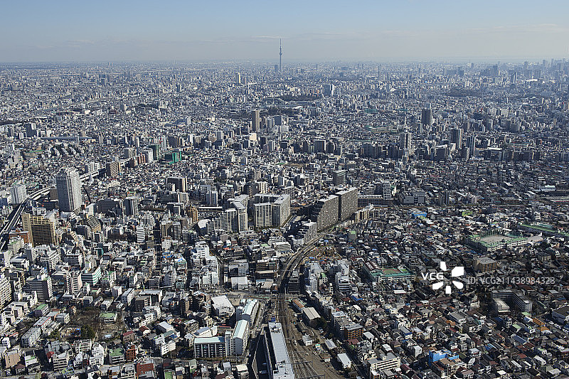 从西北JR板桥站拍摄的志茂板桥站鸟瞰图，晴空塔地区，丰岛区，东京图片素材