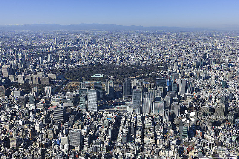 从皇居南侧、新宿区、千代田区拍摄的东京站航拍照片图片素材