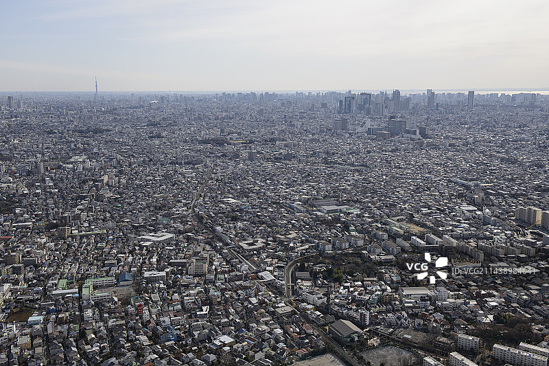 从西北侧拍摄的佐谷宫车站鸟瞰图，朝向晴空塔、市中心、新宿方向、中野、东京图片素材