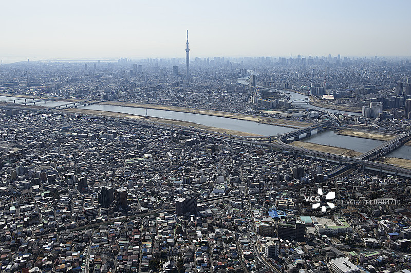 从北侧拍摄的东京葛饰区堀切菖蒲园鸟瞰图，朝向晴空塔图片素材