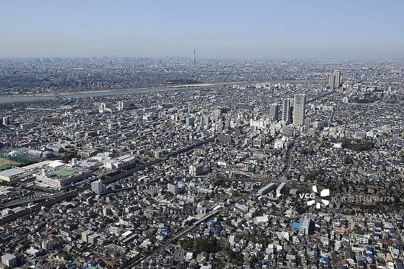 从东侧眺望本八幡的鬼越车站航拍景观，千叶县市川市晴空塔图片素材