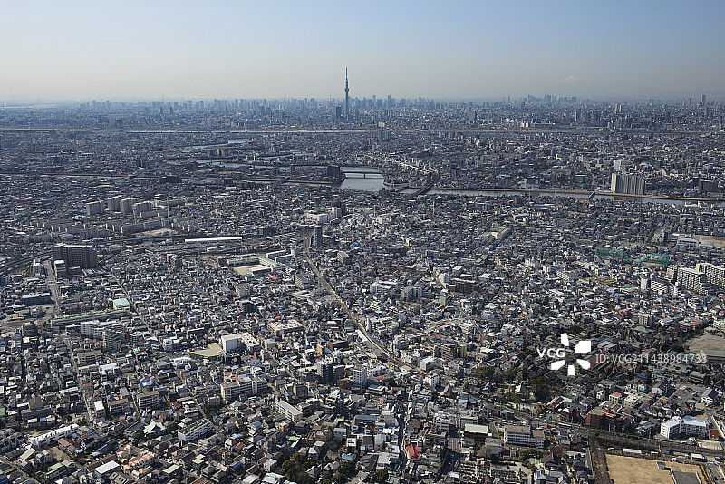 从东北侧拍摄的柴又车站鸟瞰图，朝向天空树塔-葛饰区，东京图片素材