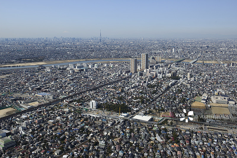 从东侧拍摄的菅野站鸟瞰图，面向晴空塔，千叶县市川市图片素材