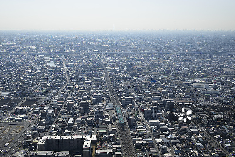 从北侧朝天空树塔方向观看蒲生站的航拍照片，埼玉县越谷市图片素材