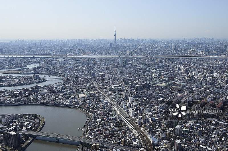 从东北侧朝天空树塔拍摄的青砥站鸟瞰图，东京葛饰区图片素材