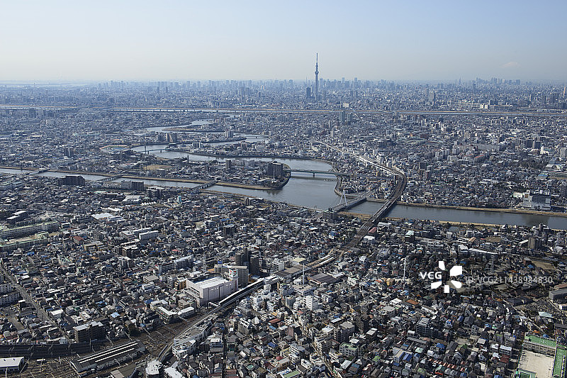 从东北侧向天空树塔方向拍摄的京成高砂站鸟瞰图，葛饰区，东京图片素材