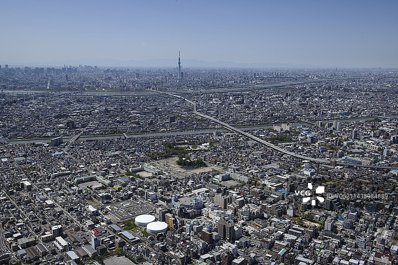 从东侧拍摄的水江站航拍，面向天空树塔，东京江户川图片素材