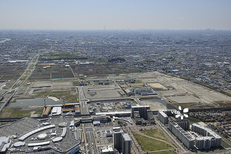从北侧向天空树塔拍摄的越谷湖城车站航拍照片，埼玉县越谷市图片素材