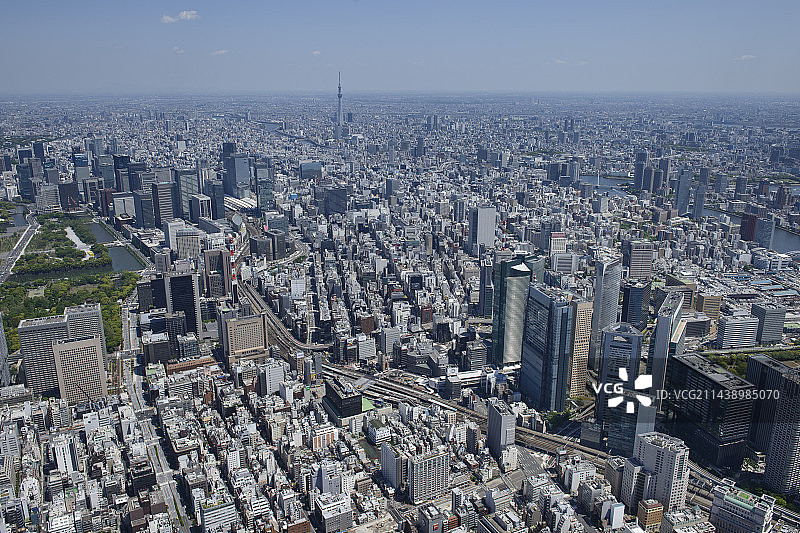 从东南侧拍摄的新桥站鸟瞰图，朝向东京站和晴空塔图片素材