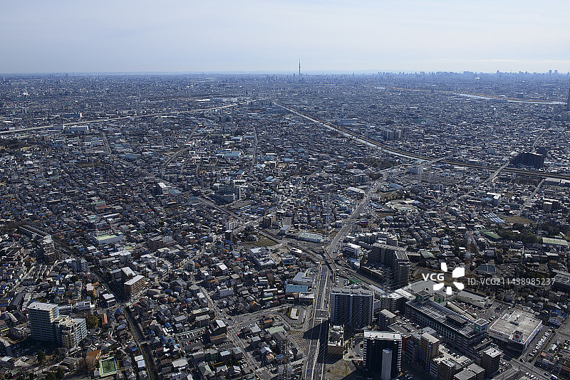从西北侧朝向东京晴空塔的幡谷站鸟瞰图，位于埼玉县川口市图片素材