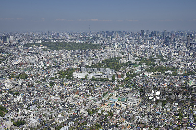 东京世田谷驹场东大方向的池之上车站鸟瞰图，代代木公园图片素材