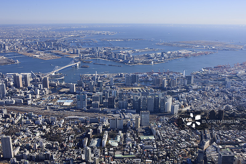 从西侧拍摄的通往御台场和彩虹桥方向的品川站鸟瞰图图片素材