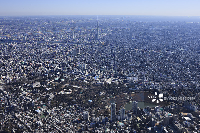 京成上野站鸟瞰，从西向天空树塔方向，东京台东区图片素材