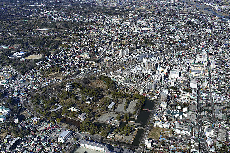 从东南侧拍摄的小田原站鸟瞰图，朝向上方的小田原城，日本神奈川县小田原市图片素材