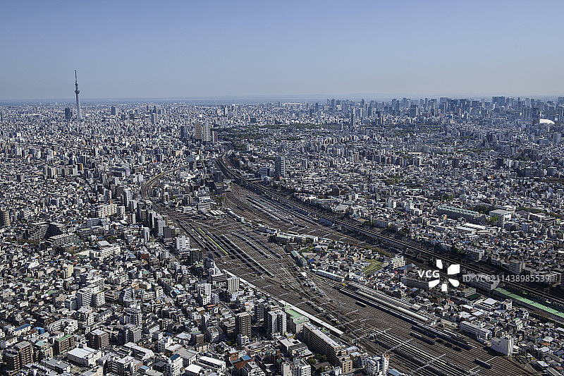 东京北部地区奥库站鸟瞰图，朝向上野公园和晴空塔图片素材