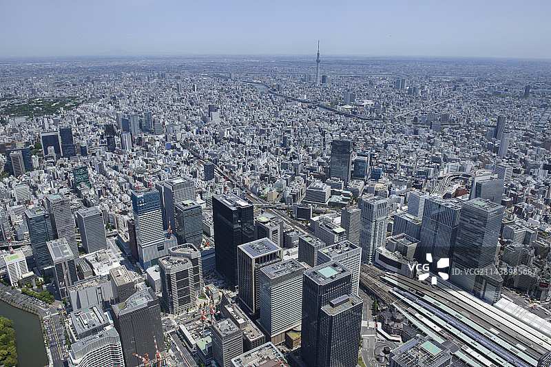从西南侧看向大手町大厦、晴空塔的尾口站航拍，东京千代田图片素材