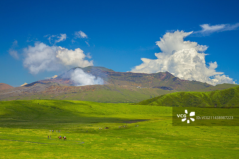日本阿苏草千里中岳火山喷发的景象，熊本县阿苏市图片素材