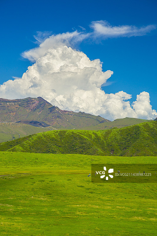阿苏草千里眺望中岳，位于日本熊本县阿苏市图片素材