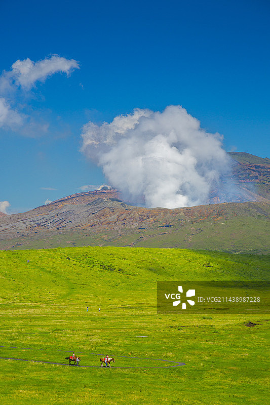 日本阿苏草千里中岳火山喷发的景象，熊本县阿苏市图片素材