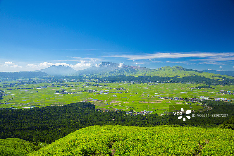 日本熊本县阿苏大观峰眺望阿苏山图片素材