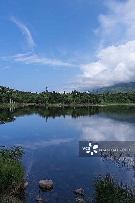 北海道斜里町知床五湖的蓝天倒影图片素材