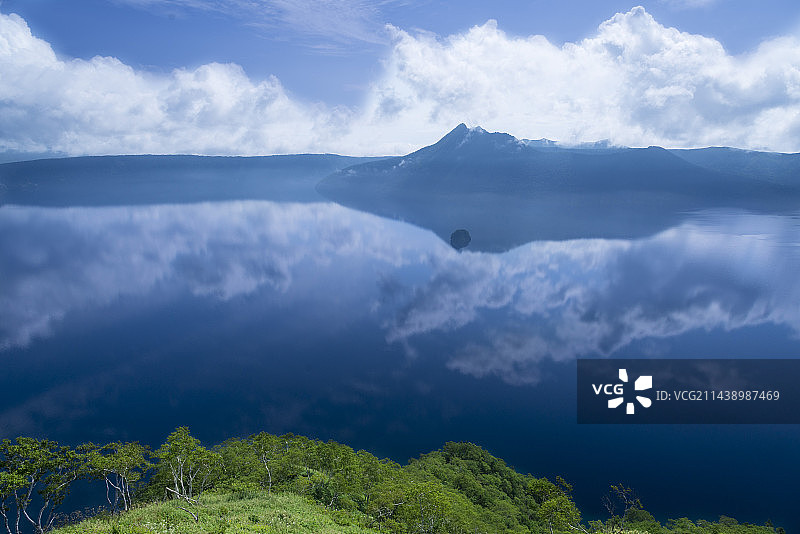 北海道川上郡弟子屈町摩周湖的雾气消散图片素材