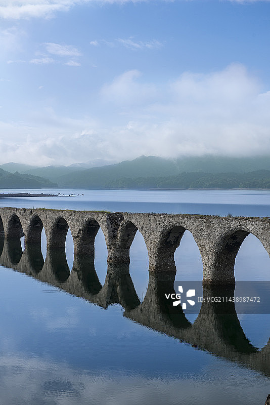 北海道糠平湖上的 illusion 桥图片素材