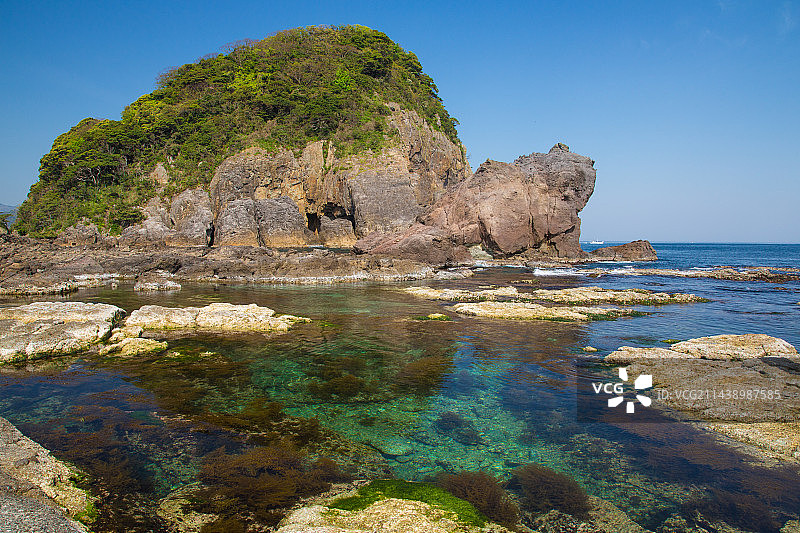 晴朗天气下的黑岛和蛙岛，日本兵库县美方郡图片素材
