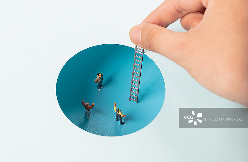 微缩创意用手给底层的人群递梯子图片素材