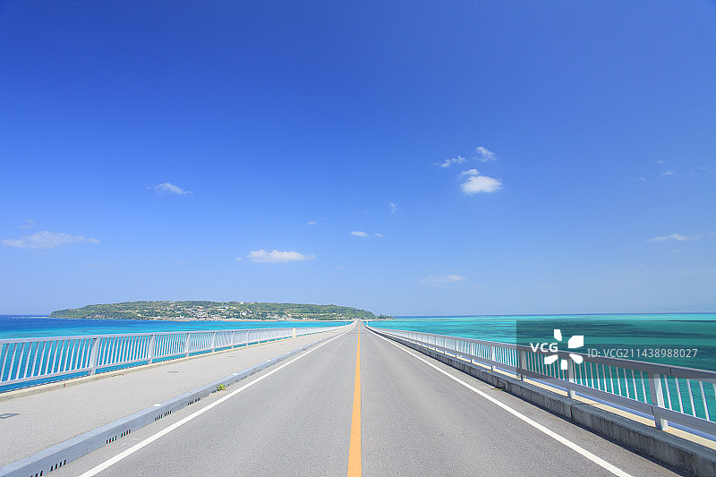 冲绳县名护市古宇利大桥和古宇利岛图片素材