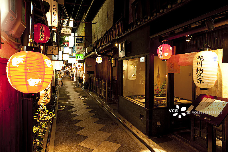 京都府京都市的夜晚先斗町图片素材