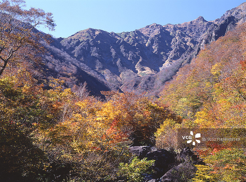 秋季谷川岳和马蹄泽，群马县利根郡水上町图片素材