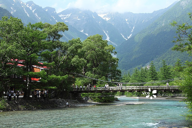 日本长野县松本市上高地梓川和河童桥图片素材