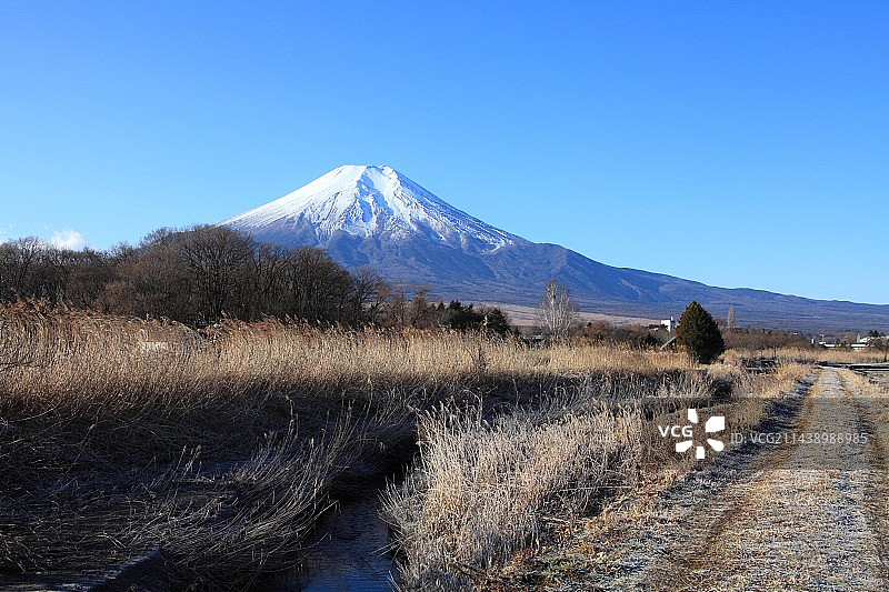 冬季山梨县南都留郡忍野村的富士山图片素材