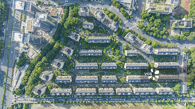 航拍夏天杭州小区建筑和绿化环境图片素材